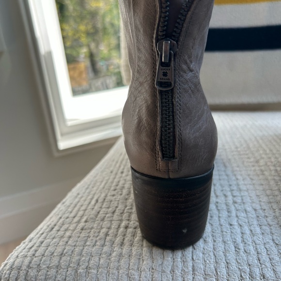 Fitted ankle offers a vintage look. Great colour, a grey/ brown colour combo - Picture 5 of 5